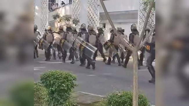 Aparat halau aksi massa demo di DPRD Sumut. [Instagram Kontras Sumut]